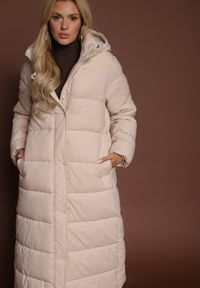 Renee - Jasnobeżowa Kurtka o Długim Kroju z Kapturem Ozdobiona Pikowaniem Aforriva. Okazja: na co dzień. Typ kołnierza: kaptur. Kolor: beżowy. Materiał: jeans. Długość: długie. Wzór: aplikacja. Styl: klasyczny, casual #7