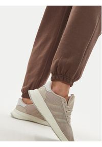 Adidas - adidas Spodnie dresowe adicolor Essentials IR5974 Brązowy Regular Fit. Kolor: brązowy. Materiał: bawełna #4