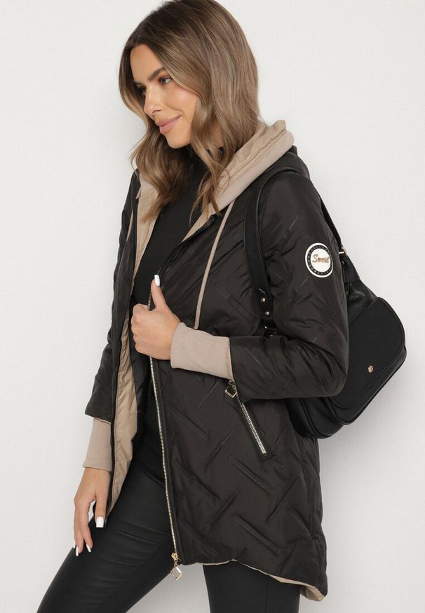 Born2be - Czarna Pikowana Kurtka z Przedłużonym Tyłem i Kapturem Melune. Okazja: na co dzień. Kolor: czarny. Materiał: jeans. Wzór: aplikacja. Styl: casual, klasyczny