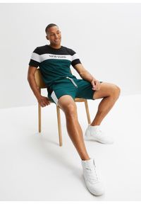 bonprix - Shirt i krótkie spodnie (2 części). Kolor: zielony. Materiał: dresówka. Długość: krótkie #2
