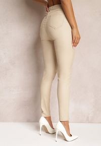 Renee - Jasnobeżowe Spodnie Skinny z Ekoskóry Operwena. Okazja: na co dzień. Stan: podwyższony. Kolor: beżowy. Materiał: satyna. Długość: długie. Styl: sportowy, casual, elegancki, wizytowy #4
