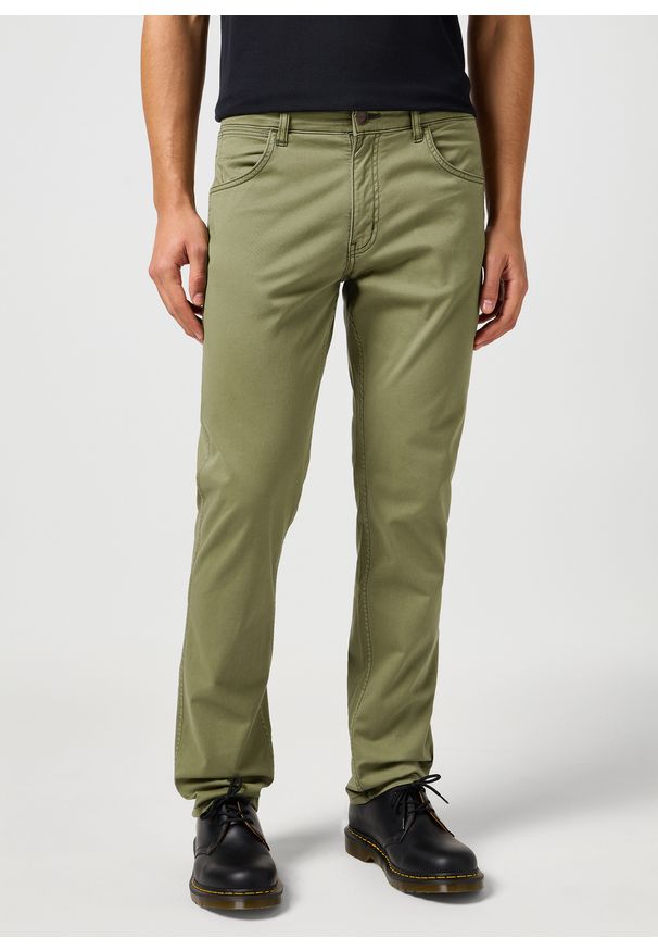 Wrangler - MESKIE SPODNIE WRANGLER GREENSBORO DUSTY OLIVE 112362347