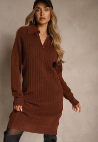 Renee - Brązowa Sweterkowa Sukienka z Bawełną i Wełną Ozdobiona Suwakiem Reinda. Okazja: na imprezę, na co dzień. Kolor: brązowy. Materiał: wełna, bawełna. Wzór: aplikacja. Typ sukienki: oversize, proste. Styl: casual. Długość: midi #1