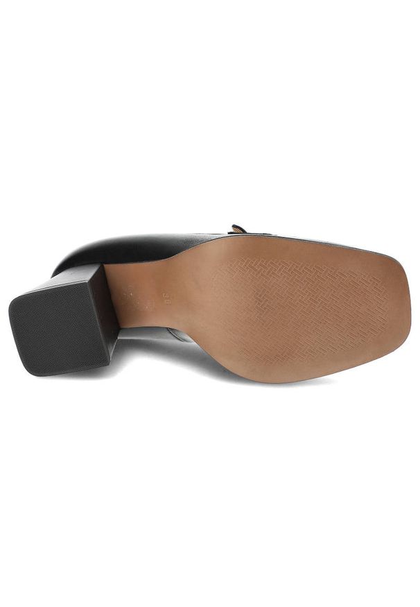 Czarne Półbuty Armodo Damskie Eleganckie Buty. Okazja: na spotkanie biznesowe, do pracy. Zapięcie: bez zapięcia. Kolor: czarny. Materiał: materiał, skóra. Szerokość cholewki: normalna. Obcas: na słupku. Styl: elegancki