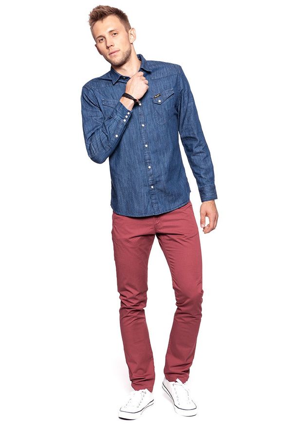 Lee - LEE SPODNIE MĘSKIE CHINO OXBLOOD L768FT58. Materiał: jeans, materiał. Styl: elegancki, wizytowy, klasyczny