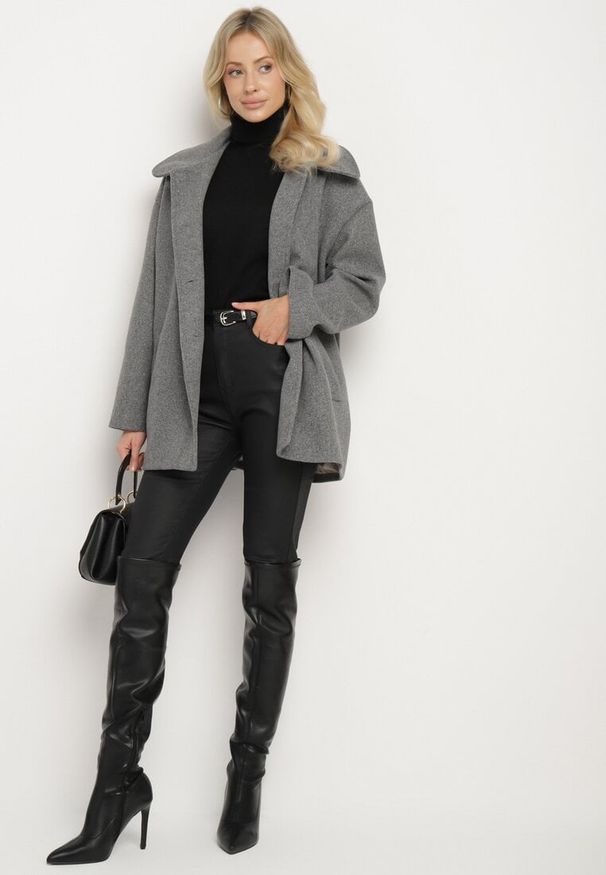 Born2be - Szary Płaszcz Jednorzędowy o Koszulowym Kroju z Kieszeniami Horenami. Okazja: na co dzień. Kolor: szary. Materiał: jeans. Styl: elegancki, casual