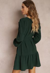 Renee - Ciemnozielona Sukienka Pudełkowa z Falbanką Leffo. Kolor: zielony. Materiał: tkanina. Wzór: jednolity. Styl: klasyczny. Długość: mini