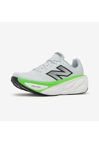 Buty do biegania męskie New Balance Fresh Foam X More V5. Kolor: biały, zielony, wielokolorowy. Materiał: kauczuk, włókno. Szerokość cholewki: normalna. Sport: bieganie