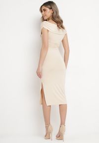 Born2be - Jasnobeżowa Sukienka Dopasowana z Ozdobnie Wywiniętą Górą i Rozcięciem na Boku Mleora. Kolor: beżowy. Styl: elegancki #6