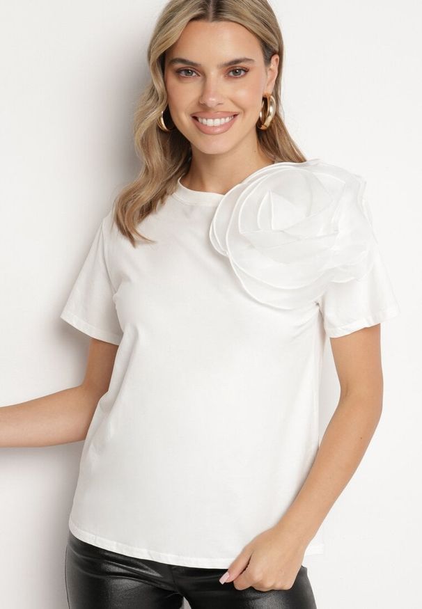 Born2be - Biały T-shirt Koszulka z Krótkim Rękawem i Aplikacją w Kształcie Kwiatu Nestairis. Kolor: biały. Długość rękawa: krótki rękaw. Długość: krótkie. Wzór: kwiaty, aplikacja. Styl: klasyczny