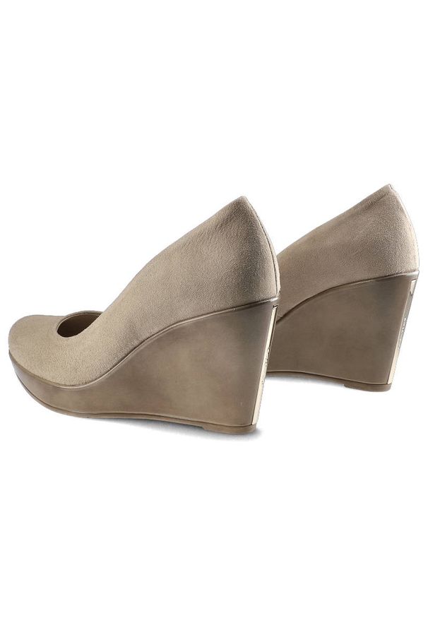 Beżowe Czółenka Karino Damskie Półbuty Na Koturnie. Okazja: na co dzień, na spotkanie biznesowe, do pracy. Zapięcie: bez zapięcia. Kolor: beżowy. Materiał: welur, zamsz, skóra. Szerokość cholewki: normalna. Wzór: jednolity. Obcas: na koturnie. Styl: biznesowy, casual, elegancki, klasyczny