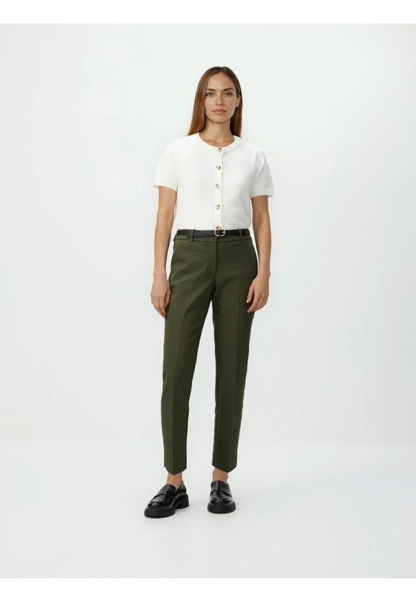 Reserved - Spodnie cygaretki z paskiem - ciemnozielony. Kolor: zielony. Materiał: tkanina, bawełna