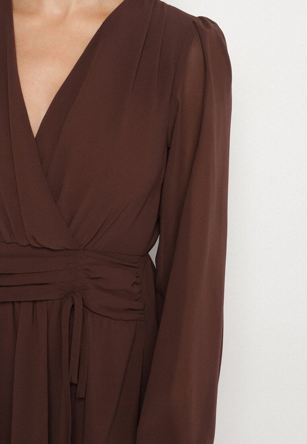 Born2be - Brązowa Rozkloszowana Sukienka z Siateczki z Kopertowym Dekoltem Zenessa. Typ kołnierza: dekolt kopertowy. Kolor: brązowy. Materiał: poliester, materiał. Typ sukienki: kopertowe