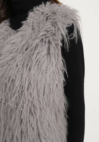 Born2be - Szara Kamizelka Futrzana ze Wsuwanymi Kieszeniami Venzira. Okazja: na co dzień. Kolor: szary. Materiał: futro. Wzór: aplikacja. Styl: casual, elegancki #5