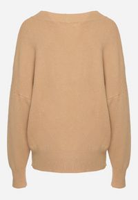 Born2be - Ciemnobeżowy Sweter z Dekoltem w V z Domieszką Kaszmiru Mariara. Okazja: na co dzień. Typ kołnierza: dekolt w kształcie V. Kolor: beżowy. Materiał: kaszmir. Wzór: bez wzorów. Styl: casual
