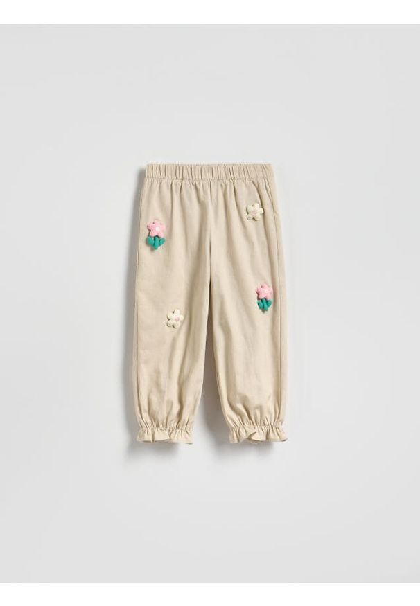 Reserved - Spodnie z aplikacją 3D - beżowy. Kolor: beżowy. Materiał: bawełna. Wzór: aplikacja