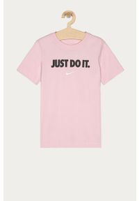 Nike Kids - T-shirt dziecięcy 122-166 cm. Okazja: na co dzień. Kolor: różowy. Materiał: bawełna, dzianina. Wzór: nadruk. Styl: casual #1