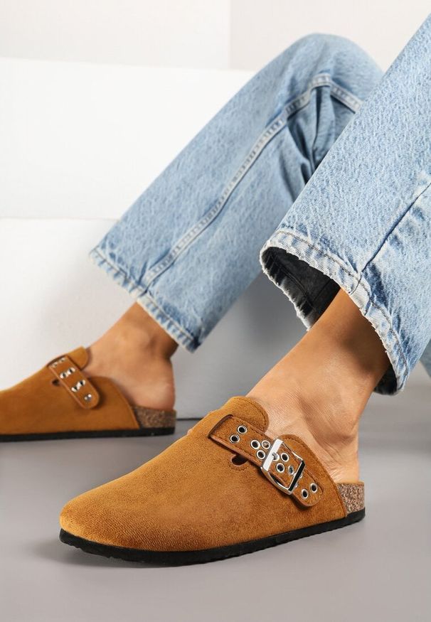 Born2be - Brązowe Klapki Mule w Stylu Chodaków z Klamrą Lanaris. Kolor: brązowy