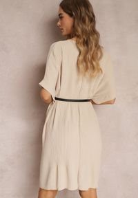 Renee - Beżowa Sukienka Mini Plisowana z Paskiem z Imitacji Skóry Dasima. Kolor: beżowy. Materiał: skóra. Sezon: lato. Długość: mini
