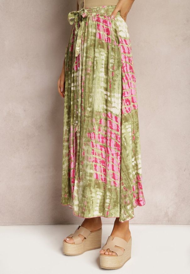 Renee - Zielono-Różowa Rozkloszowana Spódnica z Wiskozy z Nieodpinanymi Ozdobnymi Guzikami Zafina. Okazja: na co dzień. Kolor: zielony. Materiał: wiskoza. Styl: elegancki, casual