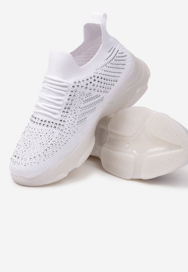 Born2be - Białe Płaskie Sneakersy Sznurowane z Perforacją i Cyrkoniami Orilila. Okazja: na spacer. Nosek buta: okrągły. Kolor: biały. Materiał: jeans. Wzór: aplikacja. Sezon: lato, wiosna. Sport: turystyka piesza
