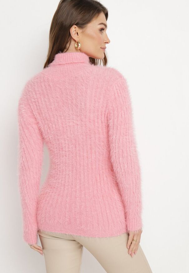 Born2be - Jasnoróżowy Puchaty Golf z Wełną i Długim Rękawem Bullame. Typ kołnierza: golf. Kolor: różowy. Materiał: wełna. Długość rękawa: długi rękaw. Długość: długie. Wzór: jednolity