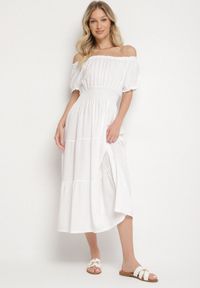 Born2be - Biała Sukienka o Rozkloszowanym Kroju z Dekoltem Typu Łódka Miranea. Okazja: na co dzień. Kolor: biały. Materiał: jeans. Typ sukienki: rozkloszowane, proste. Styl: klasyczny, casual #1