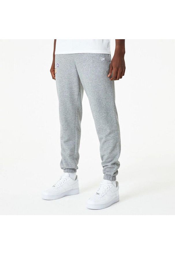 New Era - Spodnie dresowe Los Angeles Lakers Essentials. Kolor: szary. Materiał: dresówka. Długość: długie