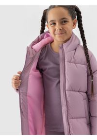 4f - 4F Płaszcz puchowy z wypełnieniem syntetycznym dziewczęcy - fioletowy 134 (8-9 lat). Okazja: na co dzień. Typ kołnierza: kaptur, kołnierzyk stójkowy. Kolor: różowy. Materiał: syntetyk, puch. Długość: do kolan. Wzór: gładki. Sezon: zima, lato. Styl: klasyczny, casual, sportowy #2