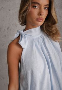 Renee - Niebieska Wiskozowa Bluzka z Dekoltem Halter i Wiązaniem Kasameia. Okazja: na co dzień. Typ kołnierza: dekolt halter. Kolor: niebieski. Materiał: wiskoza. Styl: casual #5