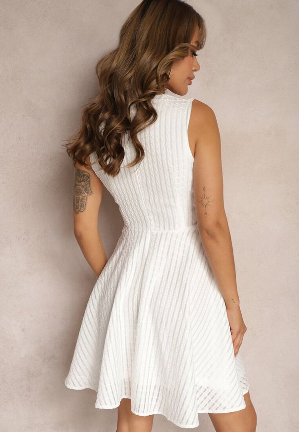 Renee - Biała Rozkloszowana Sukienka Ażurową Talią bez Rękawów Vikasa. Kolor: biały. Długość rękawa: bez rękawów. Wzór: ażurowy. Typ sukienki: rozkloszowane. Styl: wizytowy