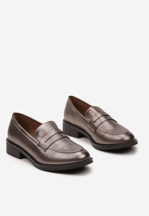 Born2be - Srebrne Mokasyny Loafersy z Minimalistycznym Paskiem i Skórzaną Wkładką Blotiara. Okazja: na spotkanie biznesowe. Zapięcie: pasek. Kolor: srebrny. Wzór: gładki. Materiał: skóra. Sezon: lato. Obcas: na obcasie. Styl: biznesowy, klasyczny, elegancki. Wysokość obcasa: średni