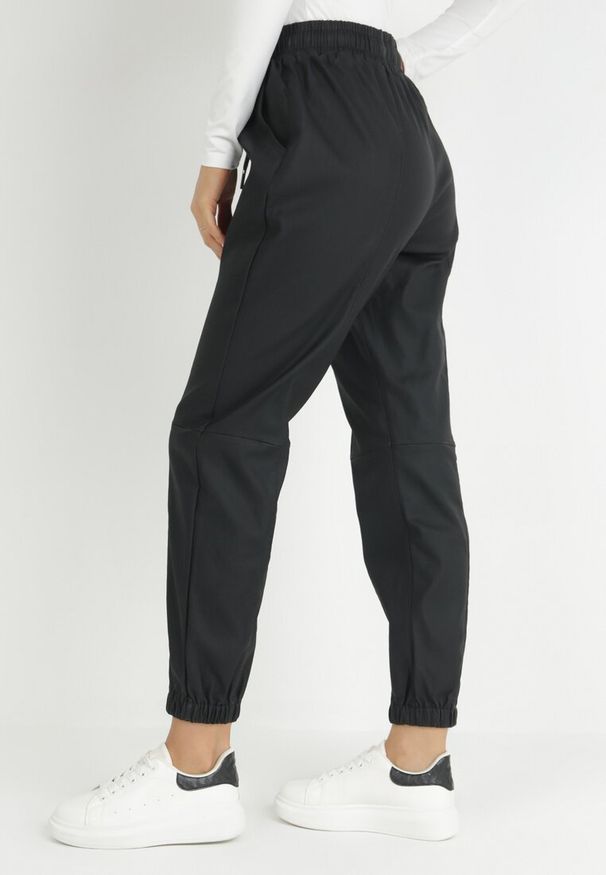 Born2be - Czarne Spodnie Dresowe Joggery High Waist Azelo. Stan: podwyższony. Kolor: czarny. Materiał: dresówka
