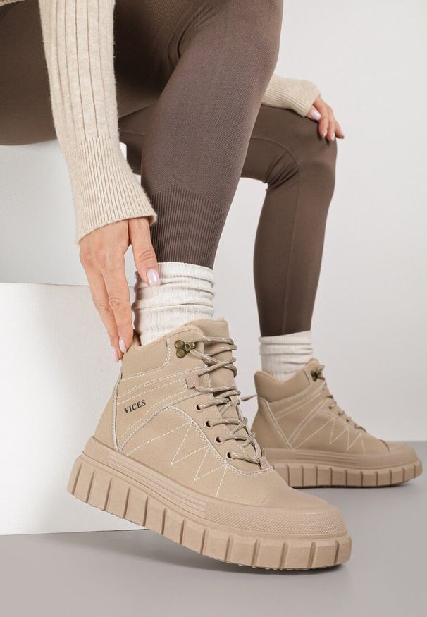 Born2be - Ciemnobeżowe Trapery Vices na Grubej Tłoczonej Podeszwie z Przeszyciami Amarrise. Okazja: na co dzień. Kolor: beżowy. Materiał: jeans. Styl: casual