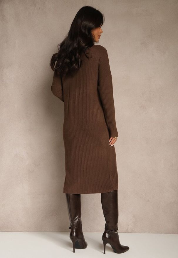 Renee - Brązowa Sukienka Sweterkowa z Wiskozą Ozdobiona Metaliczną Broszką Titavea. Okazja: na co dzień. Kolor: brązowy. Materiał: wiskoza. Wzór: aplikacja. Typ sukienki: proste. Styl: casual