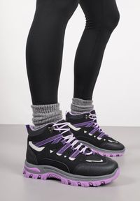 Renee - Czarno-Fioletowe Buty Trekkingowe Traperki Vices ze Sznurowaną Cholewką Afellie. Kolor: czarny. Szerokość cholewki: normalna