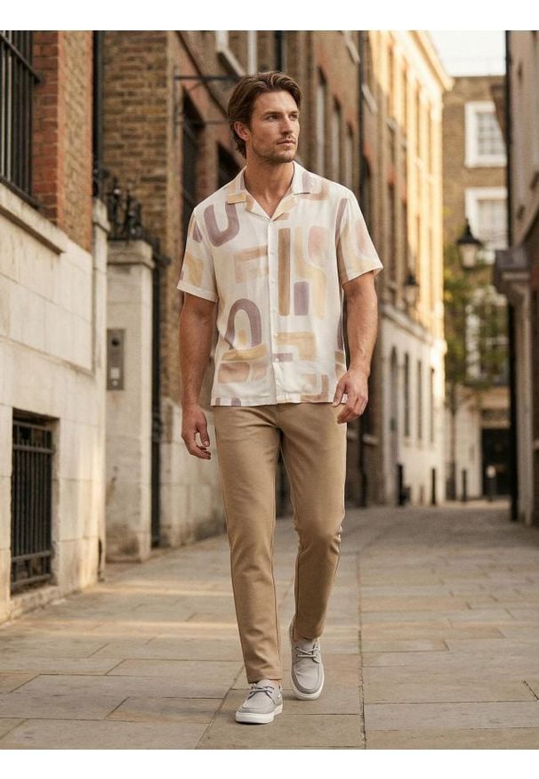 Sinsay - Wiskozowa koszula z abstrakcyjnym wzorem - kremowy. Kolor: kremowy. Materiał: wiskoza