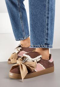 Renee - Brązowe Sneakersy Ozdobione Geometrycznym Wzorem i Kokardą Cedionna. Okazja: na co dzień. Kolor: brązowy. Materiał: jeans. Wzór: aplikacja, geometria #4
