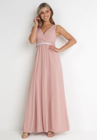 Born2be - Różowa Sukienka Rozkloszowana Maxi z Paskiem w Cyrkonie i Wycięciem Neorise. Kolor: różowy. Materiał: materiał. Wzór: aplikacja. Długość: maxi
