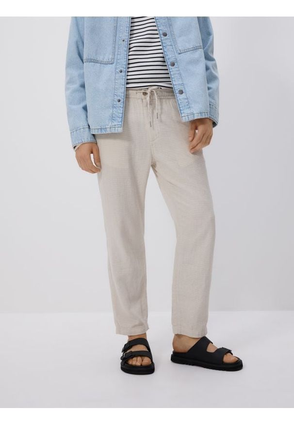 Reserved - Spodnie carrot z lnem - kremowy. Kolor: kremowy. Materiał: len