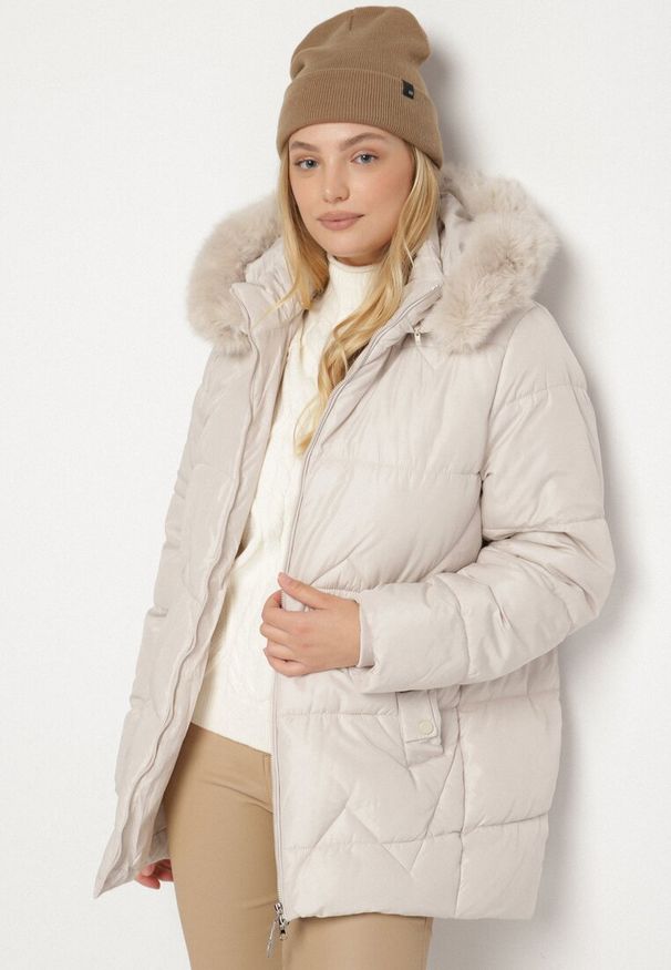 Born2be - Jasnoszara Pikowana Kurtka z Kapturem z Futerkiem Tevea. Okazja: na spotkanie biznesowe, do pracy, na spacer. Typ kołnierza: kaptur. Kolekcja: plus size. Kolor: szary. Materiał: futro. Styl: biznesowy, klasyczny, elegancki