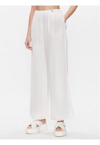 Calvin Klein Jeans Spodnie materiałowe J20J221075 Biały Relaxed Fit. Kolor: biały. Materiał: wiskoza