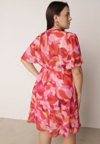 Born2be - Różowa Sukienka w Abstrakcyjny Wzór z Marszczeniem Aniles. Okazja: na co dzień. Kolor: różowy. Materiał: jeans, poliester. Typ sukienki: proste. Styl: casual, elegancki #6