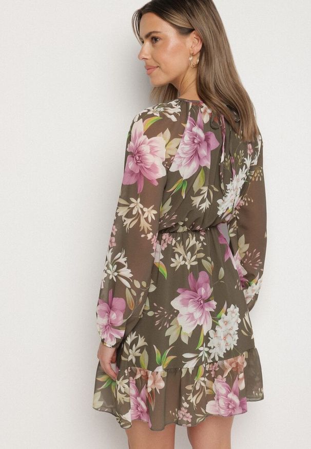 Born2be - Ciemnozielona Sukienka o Rozkloszowanym Kroju w Kwiaty Zeramera. Okazja: na co dzień. Kolor: zielony. Materiał: wiskoza. Długość rękawa: długi rękaw. Wzór: kwiaty. Typ sukienki: rozkloszowane. Styl: casual