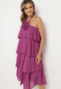 Born2be - Fioletowa Sukienka z Falbanami Wiązana na Szyi z Broszką Kwiatem Tinallena. Okazja: na co dzień. Kolor: fioletowy. Wzór: kwiaty. Styl: casual #1