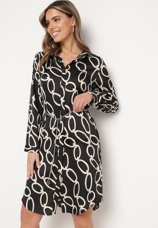 Born2be - Czarna Sukienka w Geometryczny Wzór z Satynowego Materiału z Metalicznym Łańcuszkiem Nastar. Kolor: czarny. Materiał: satyna, materiał. Wzór: geometria. Styl: elegancki