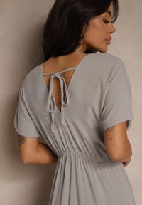 Renee - Szara Sukienka z Wiskozą i Lnem z Wiązaniem z Tyłu Kolissea. Okazja: na co dzień. Kolor: szary. Materiał: len, wiskoza. Typ sukienki: proste. Styl: casual