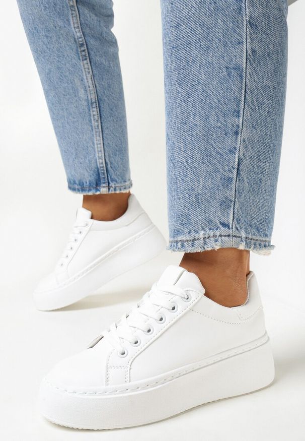 Born2be - Białe Sneakersy na Platformie Berdolina. Okazja: na co dzień. Kolor: biały. Materiał: jeans. Obcas: na platformie