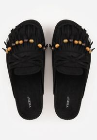 Born2be - Czarne Klapki VICES Typu Mule z Koralikami Frędzlami i Kokardą Dioleora. Okazja: na co dzień. Kolor: czarny. Wzór: aplikacja. Styl: casual, elegancki #3