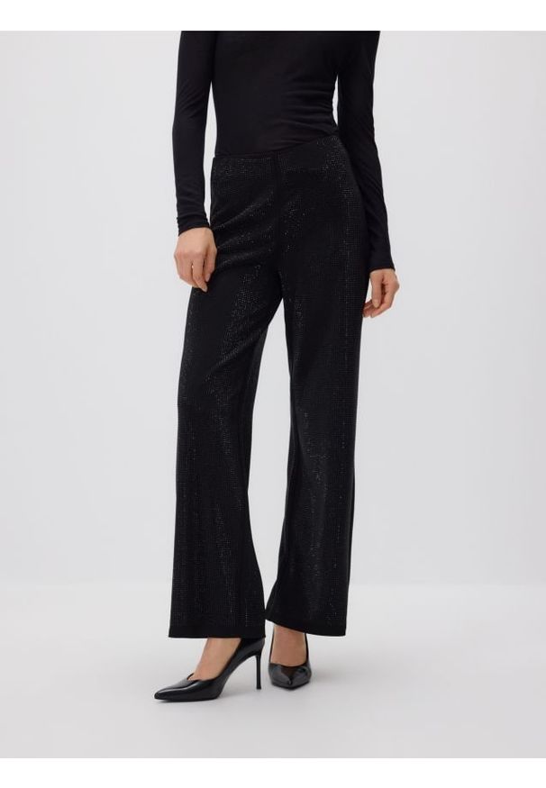 Reserved - Szerokie spodnie ze strassem - czarny. Kolor: czarny. Materiał: dzianina